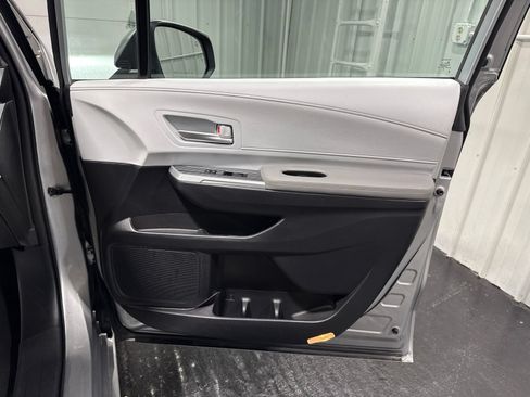 Used 2025 Toyota Sienna XLE FWD image 12