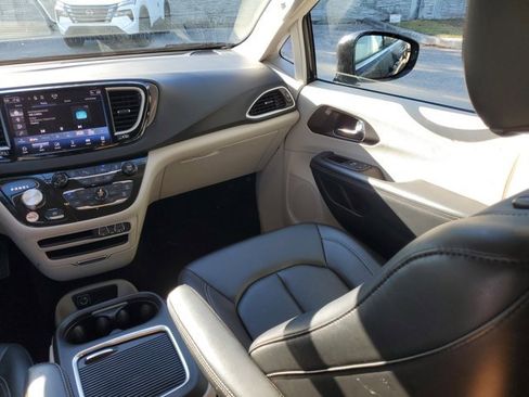 Used 2024 Chrysler Pacifica Touring-L image 25