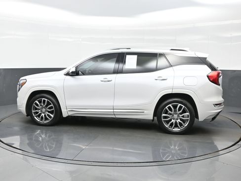 Used 2023 GMC Terrain Denali w/ Denali Premium Package AWD/4WD image 3