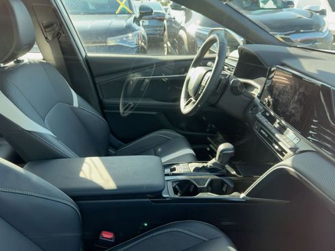 Used 2025 Toyota Camry SE image 10