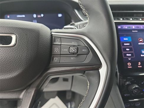 Used 2024 Jeep Grand Cherokee Limited image 37