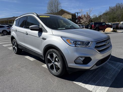 Used 2018 Ford Escape SEL image 3