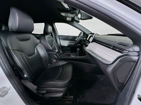 Used 2025 Jeep Compass Limited image 29