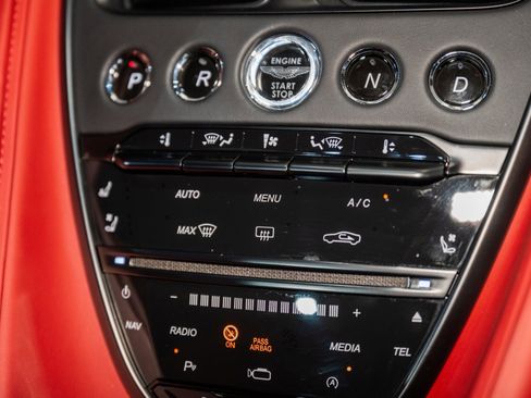 Used 2023 Aston Martin DB11 Coupe image 28