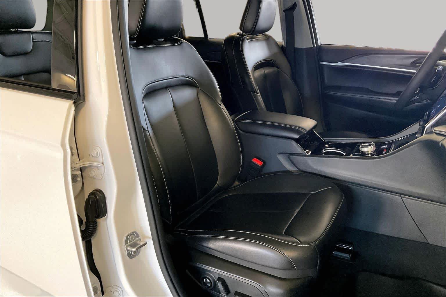 Used 2023 Jeep Grand Cherokee Limited w/ Black Appearance Package AWD/4WD image 8