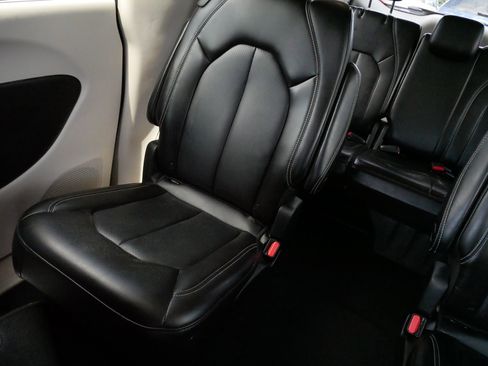Used 2023 Chrysler Pacifica Touring-L FWD image 12