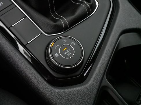 Used 2023 Volkswagen Taos SEL image 29