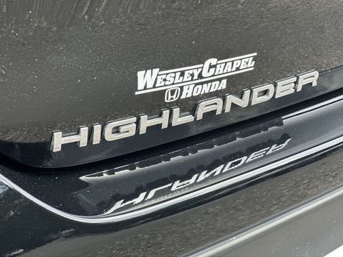 Used 2024 Toyota Highlander XSE AWD/4WD image 11