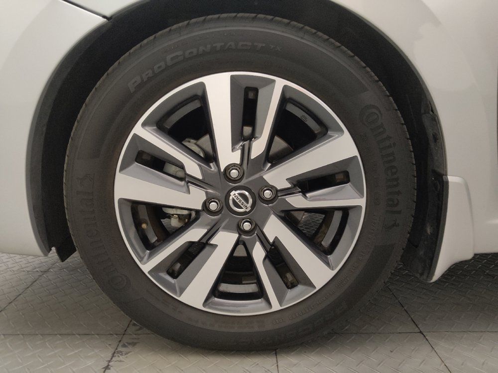 Used 2020 Nissan Versa SV FWD image 31