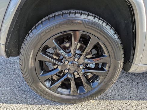 Used 2021 Jeep Grand Cherokee Laredo X image 11