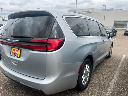 Used 2023 Chrysler Pacifica Touring-L FWD image 3