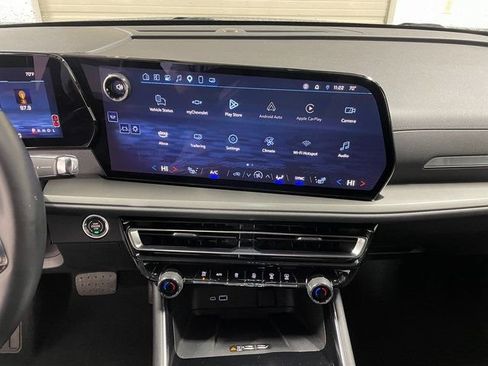Used 2025 Chevrolet Traverse LT AWD/4WD image 16