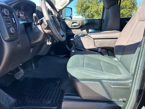 Used 2022 Chevrolet Silverado 2500 Custom w/ Custom Value Package image 9