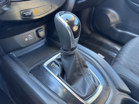 Used 2020 Nissan Rogue SV image 14