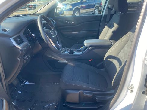 Used 2023 GMC Acadia SLE image 5