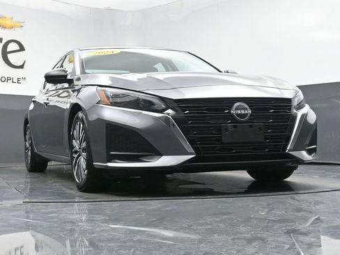 Used 2024 Nissan Altima 2.5 SV FWD image 3
