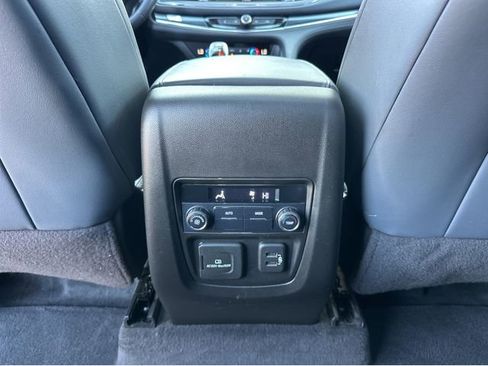 Used 2019 Buick Enclave Essence image 23
