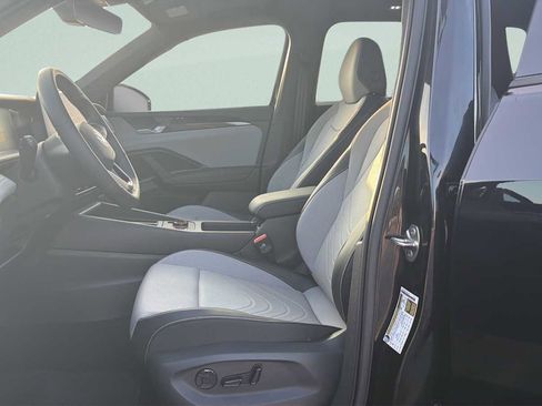 Used 2025 Volkswagen Tiguan SE R-Line image 29