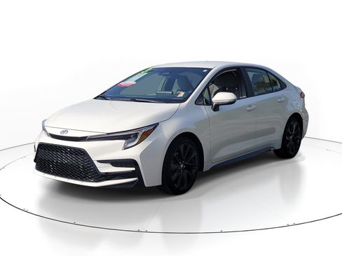 Used 2023 Toyota Corolla SE FWD image 3