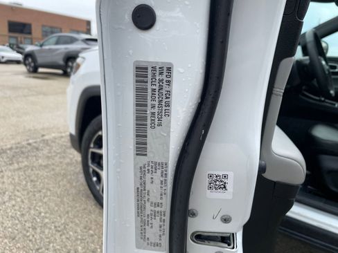 Used 2025 Jeep Compass Limited image 30