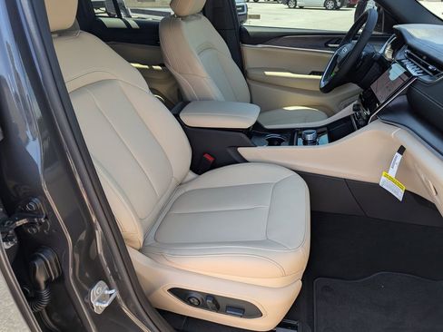 New 2025 Jeep Grand Cherokee Limited w/ Black Appearance Package RWD image 36