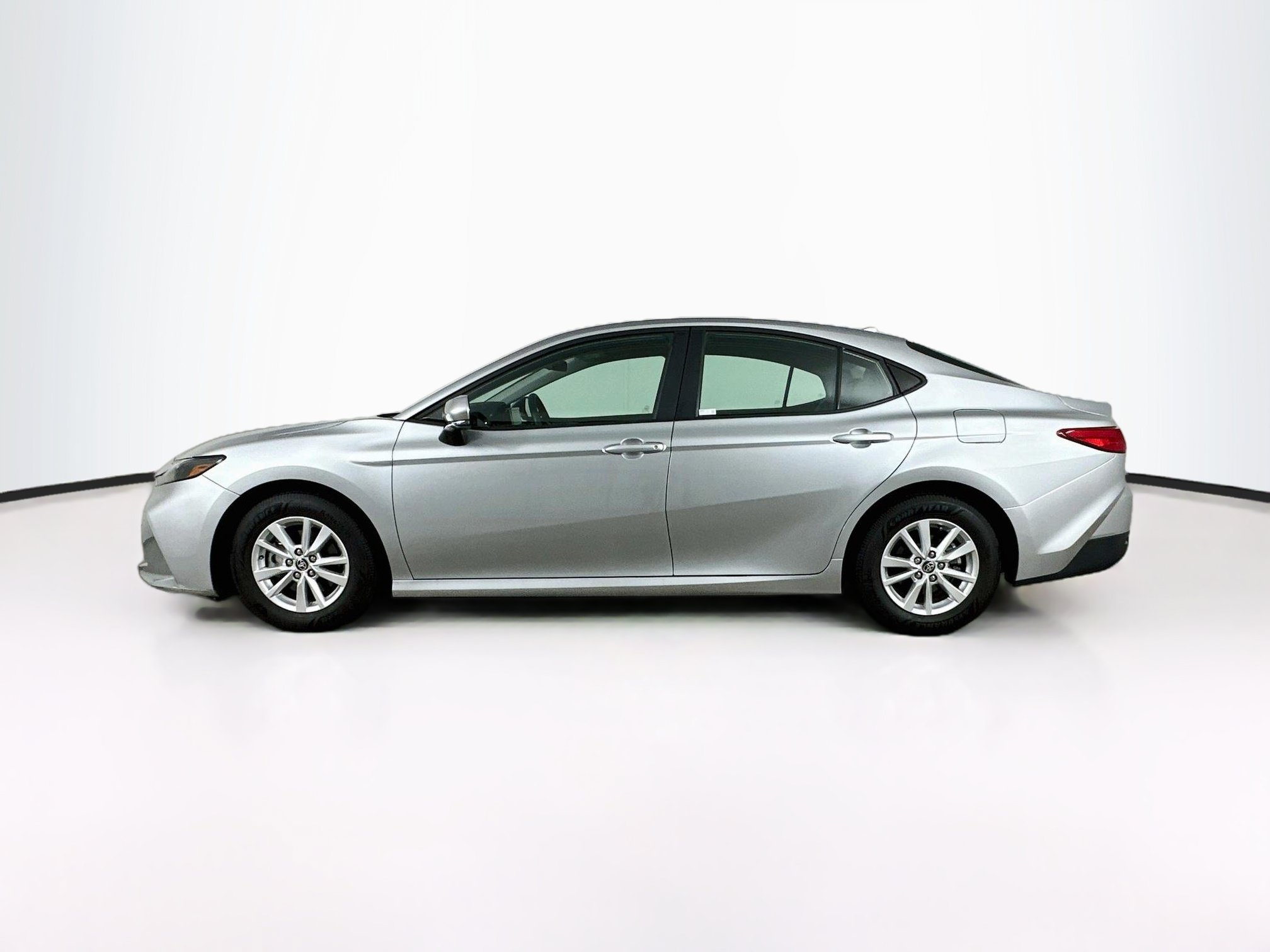 Used 2025 Toyota Camry LE FWD image 4