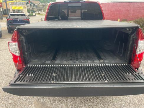 Used 2017 Nissan Titan SL AWD/4WD image 7