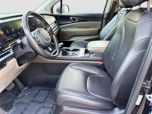 Used 2025 Kia Carnival FWD image 22