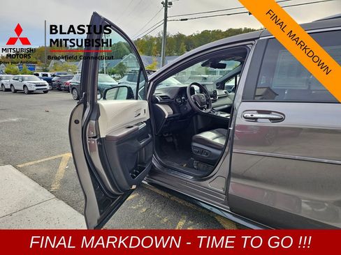 Used 2022 Toyota Sienna Platinum image 8