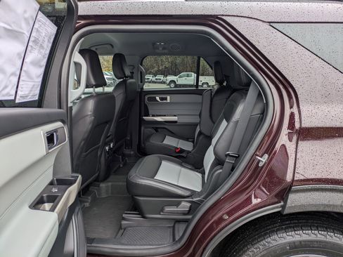 Certified 2022 Ford Explorer XLT w/ Equipment Group 202A image 29