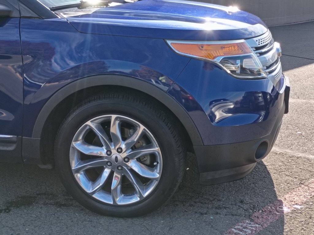 Used 2014 Ford Explorer XLT w/ Equipment Group 202A AWD/4WD image 2
