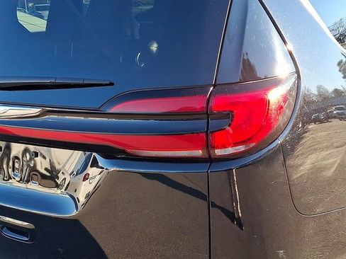 Used 2024 Chrysler Pacifica Select image 12