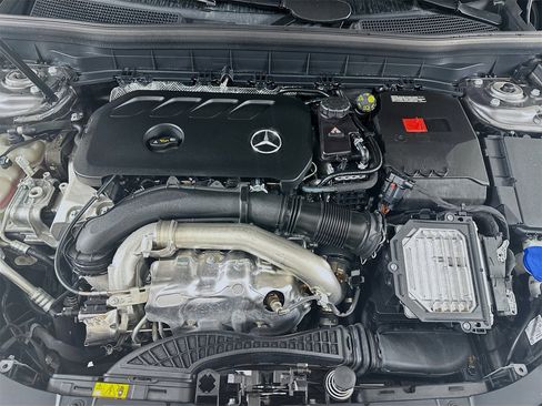 Used 2025 Mercedes-Benz GLB 250 GLB 250 image 32