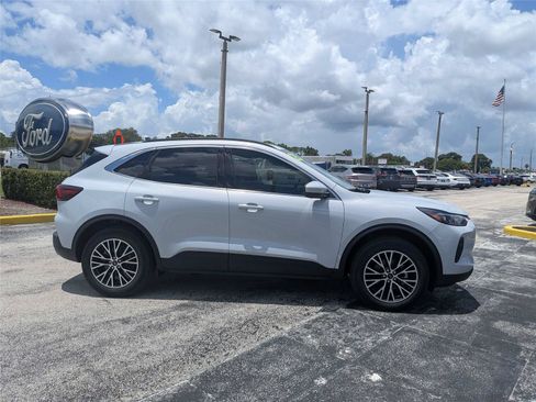 Certified 2025 Ford Escape SE w/ PHEV Premium Package FWD image 2