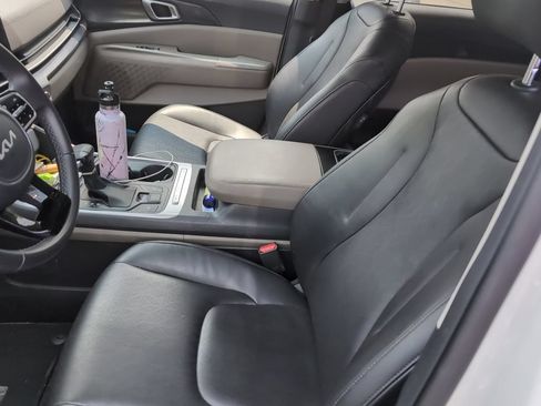 Used 2025 Kia Carnival FWD image 3