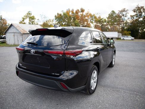 Used 2024 Toyota Highlander LE image 3
