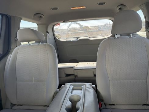 Used 2017 Kia Sedona LX image 8