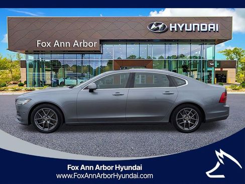 Used 2018 Volvo S90 T6 Momentum w/ Convenience Package image 2
