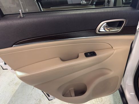 Used 2014 Jeep Grand Cherokee Limited w/ Luxury Group II AWD/4WD image 30