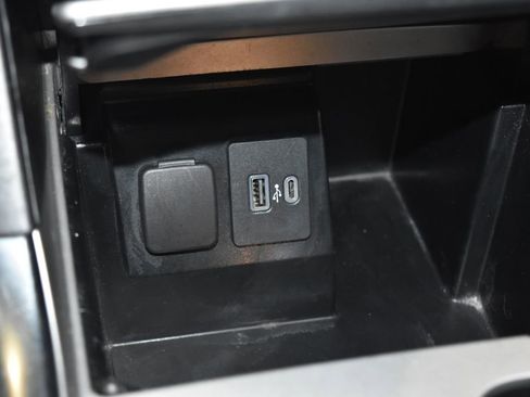 Used 2022 Ford Explorer XLT w/ Equipment Group 202A image 14