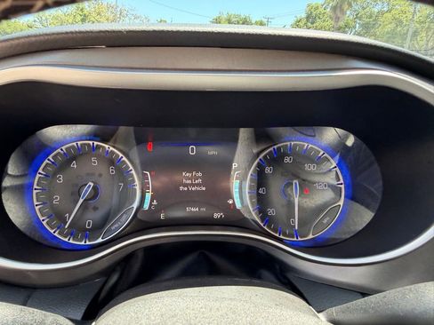 Used 2023 Chrysler Pacifica Touring-L image 20