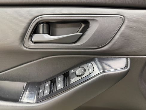 Used 2024 Nissan Rogue S image 12