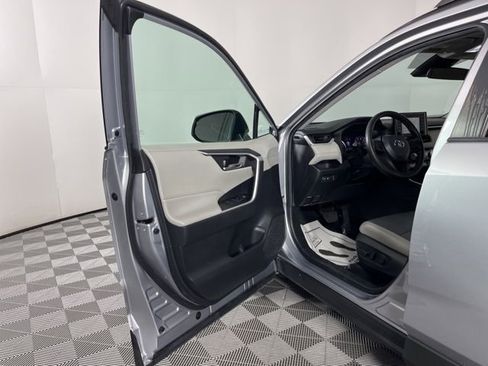 Used 2022 Toyota RAV4 XLE image 17