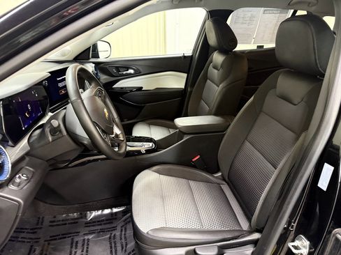 Used 2025 Chevrolet Trax LT w/ LT Convenience Package FWD image 28