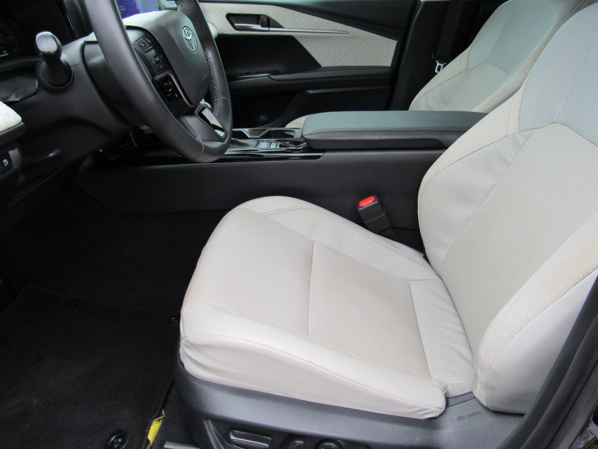 Used 2025 Toyota Camry XLE FWD image 12