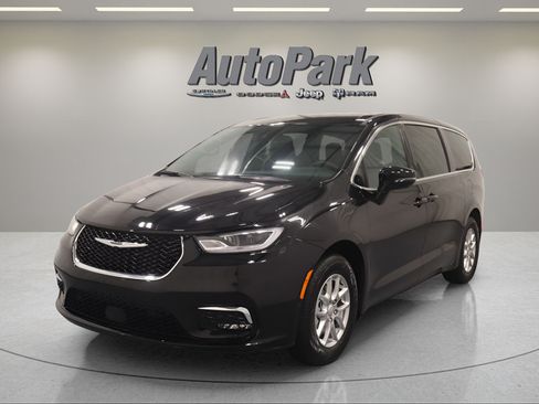 New 2026 Chrysler Pacifica Select FWD image 6