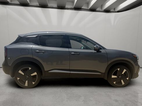 Used 2025 Nissan Kicks SR FWD image 7