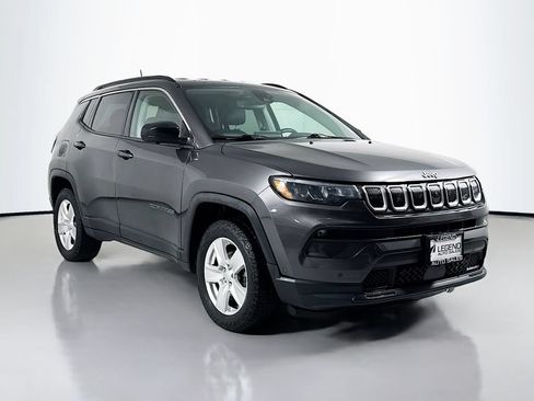 Used 2022 Jeep Compass Latitude w/ Convenience Group AWD/4WD image 3