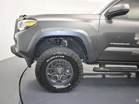 Used 2017 Toyota Tacoma SR5 w/ Tow Package RWD image 9