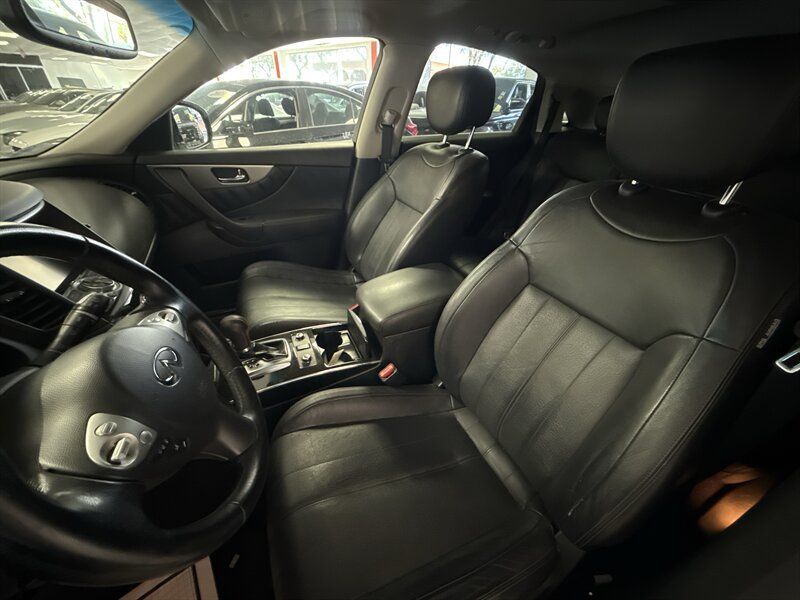 Used 2017 INFINITI QX70 AWD w/ Premium Package image 17